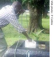 Residents look to wells because piped water has been cut off, Monrovia, 29 Aug. 2007 