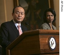 Secretary of State Condoleezza Rice, right, and South Korean Minister of Foreign Affairs and Trade Song Min-Soon take part in a a href=