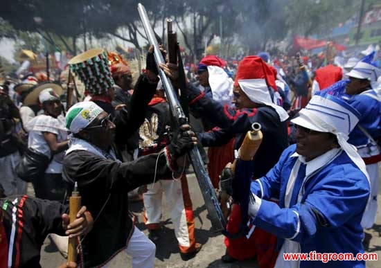 Mexicans wearing period costumes re-enact the battle of Puebla, in Mexico City May 5, 2015. The battle marked the defeat of French forces by Mexican troops and local Indians in the central state of Puebla in 1862. During the re-enactment, participants fired homemade shotguns loaded with a href=