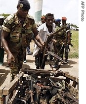 An Ivorian troop gathers guns handed back by West Resistance Armed Forces (FRGO)'s members during a ceremony for the dismantling of a href=