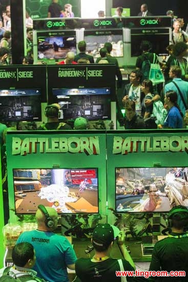 A visitor tries a new game during the Electronic and Entertainment Expo (E3) at the Convention Center in Los Angeles, the United States, on June 16, 2015. (Xinhua/Zhao Hanrong) 