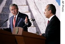 Presidents George Bush (l) and Felipe Calderon at their a href=