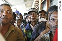 East Timorese wait to vote in parliamentary elections, 30 Jun 2007, in Fatuahi, east of Dili, the capital of East Timor