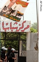 Egyptian anti-riot policemen block the entrance of Manshiyat al-Qanater polling station in Giza, Egypt, 11 Jun 2007