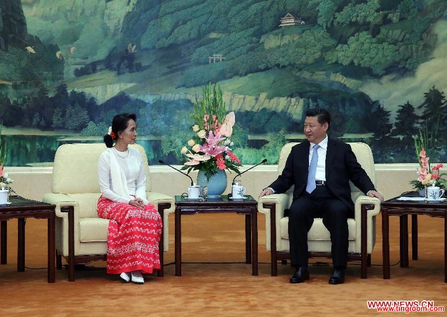 Chinese President Xi Jinping (R) meets with a a href=