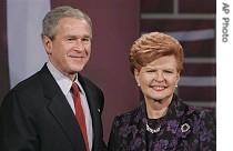 President George W. Bush poses with Latvian President Vaira Vike-Freiberga, 28 Nov. 2006