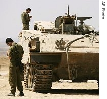 Israeli soldiers returning from an operation inside the Gaza Strip where they reportedly captured four rocket launchers, 5 Sep 5, 2007