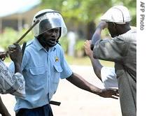 Guinean policeman tries to prevent clashes (File photo)