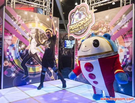 A visitor tries a new game during the Electronic and Entertainment Expo (E3) at the Convention Center in Los Angeles, the United States, on June 16, 2015. (Xinhua/Zhao Hanrong) 