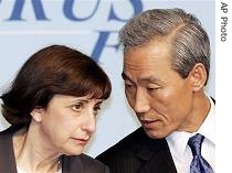 Wendy Cutler, left, Ambassador Kim Jong-hoon during a a href=