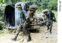 Thai soldiers examine the a href=