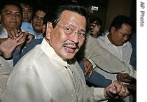 Joseph Estrada looks back as he leaves the courtroom, 12 Sep 2007