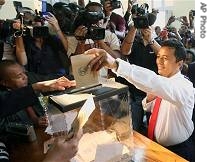 Madagascar President Marc Ravalomanana casts his a href=