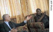 Somali President, Abdullahi Yusuf (R), talks to the a href=