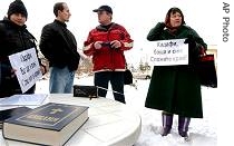 Relatives of Bulgarian nurses jailed in Libya hold banners that call on Libyan leader Moammar Gadhafi to release them