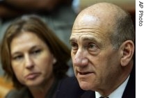 Israeli PM Ehud Olmert, right, and FM Tzipi Livni, attend the weekly cabinet meeting in Jerusalem, 24 Jun 2007