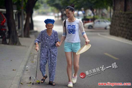 Worried that her grandmother was becoming dispirited while staying home alone, Huang began taking the 88 year-old woman to work with her everyday. Sometimes when the old lady gets tired walking, the girl carries her to the shop. 