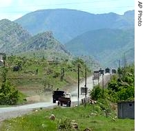 Turkish troops head toward the Iraq border in Hakkari (File photo - 5 May 2006)