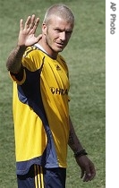 David Beckham waves during practice in Los Angeles, 16 Jul 2007