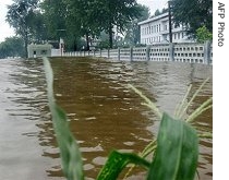 A building flooded with water from the Taedong River in Pyongyang, 14 Aug 2007