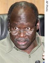 Sudanese Foreign Minister Lam Akol talks to reporters during a press conference in Khartoum, 1 Aug. 2007 