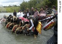 Residents of Potro Bangsan hold a ceremony to welcome the holy month of Ramadan in Magelang, Indonesia, 12 Sep 2007