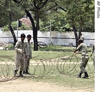 Soldiers of Pakistan's paramilitary force a href=