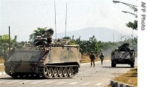 Australian troops guard empty road near airport in Dili, 07 Aug 2007