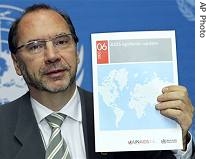 UNAIDS Executive Director Peter Piot presents the annual AIDS a href=