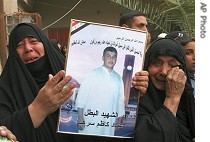 Iraqi women hold portraits of relatives killed in clashes during protest by displaced Sunnis in Baghdad's al-Adil neighborhood (file photo)