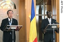 UN Secretary General Ban Ki-moon (L) holds a news conference with Chad President Idriss Deby in N'Djamena, 07 Sept 2007 