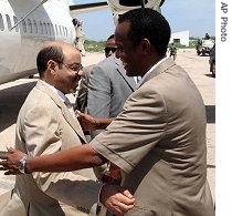 Ethiopian Prime Minister Meles Zenawi (l) is welcomed by Somali Prime Minister Ali Mohamed Gedi (r) on his arrival at Mogadishu airport, 05 Jun 2007