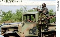 Guinean soldiers patrol a street in Conakry, Guinea, 19 Feb 2007<br />