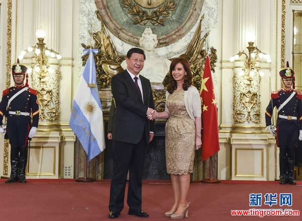 Chinese President Xi Jinping (L) shakes hands with Argentine President Cristina Fernandez de Kirchner during a welcoming ceremony before their talks in Buenos Aires, Argentina, July 18, 2014. Xi and his Argentine counterpart, Cristina Fernandez de Kirchner, agreed here Friday to upgrade a href=