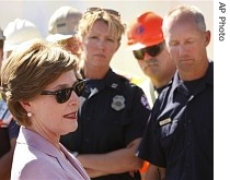 First Lady Laura Bush talks to first responders as she visits the site of the I-35W bridge a href=