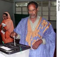 A man casts his vote for president at a polling station in Nouakchott, Mauritania, 25 a href=