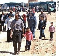 Palestinian refugees leave buses that drove them through Iraq, 9 May 2006