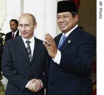 Russian President Vladimir Putin, left, with his Indonesian counterpart Susilo Bambang Yudhoyono, prior to their a href=