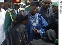 Nigerian President Olusegun Obasanjo (C) accompanied by Chief of a href=