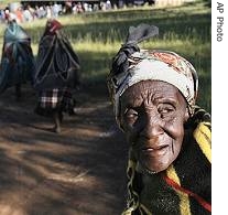 Lesotho women draped in blankets walk to a voting station set in a school in the village of Machache, 17 Feb 2007<br />