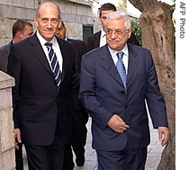 Palestinian leader Mahmud Abbas (R) meeting with Israeli Prime Minister Ehud Olmert in Jerusalem, 11 a href=